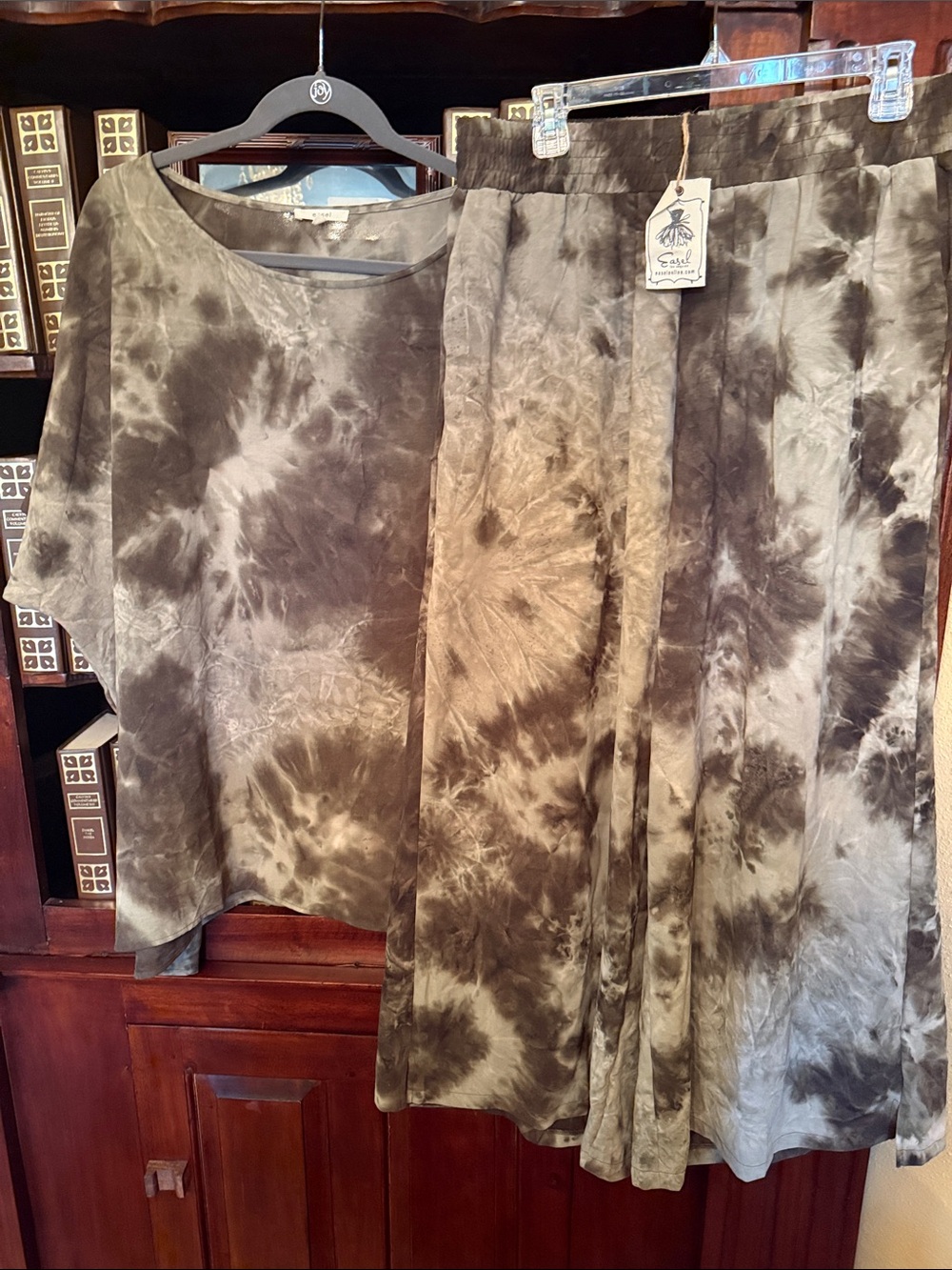 easel Neutral Taupe and Charcoal pant set Tag Detail 2x. All year wear